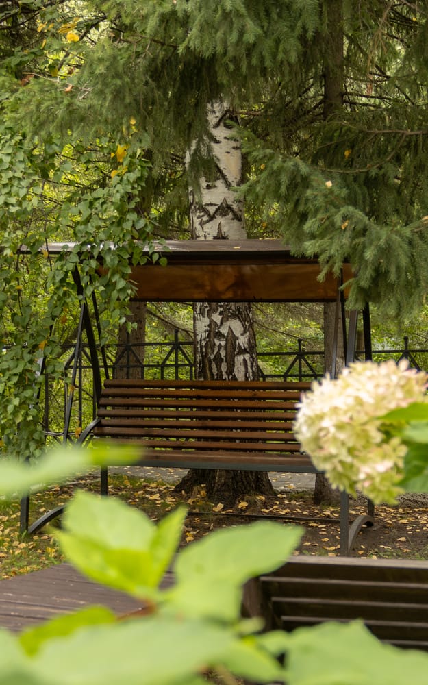Качели среди зелени