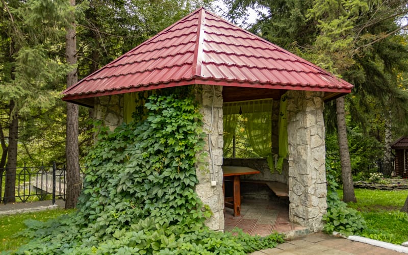 Каменная беседка с красной крышей