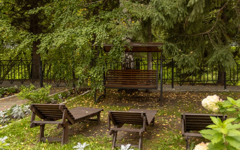 Шезлонги и качели в саду