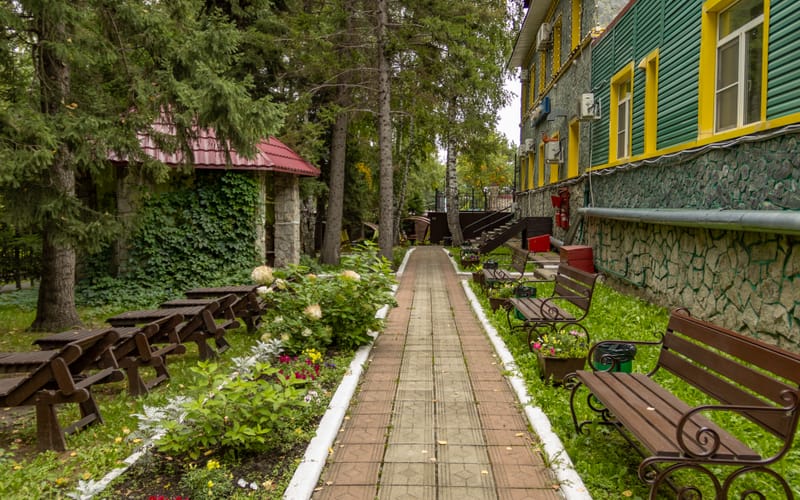 Дорожка вдоль корпуса