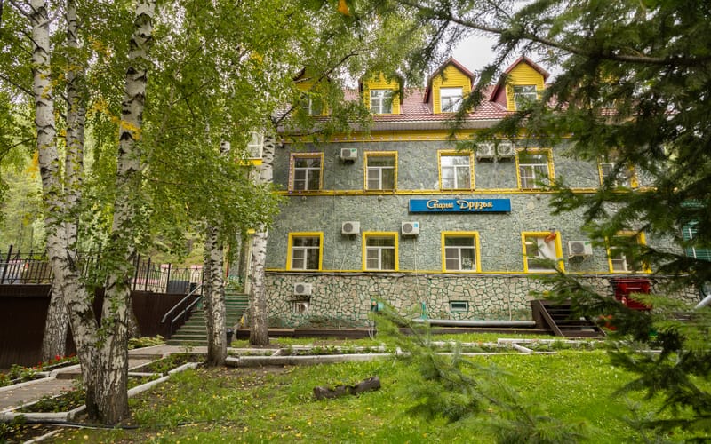 Корпус отеля со стороны двора