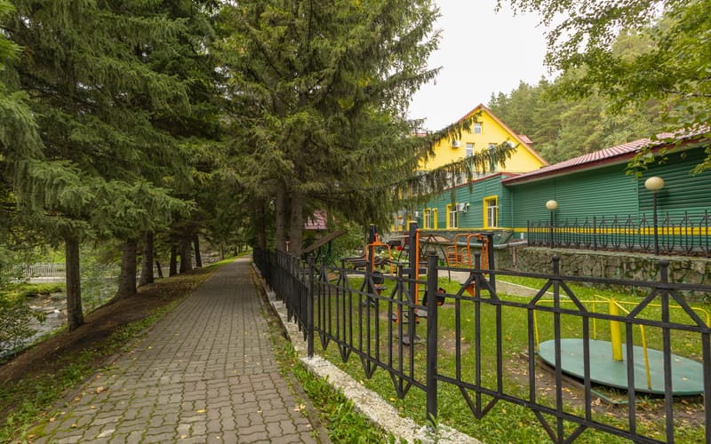 Аллея рядом с корпусом Cabana