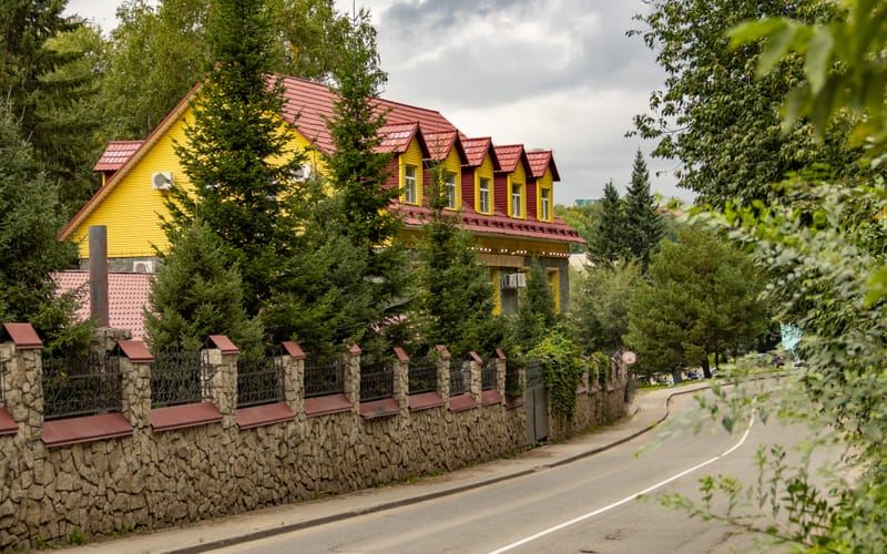 Главный корпус среди деревьев