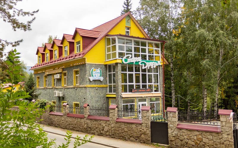 Фасад отеля «Старые Друзья»
