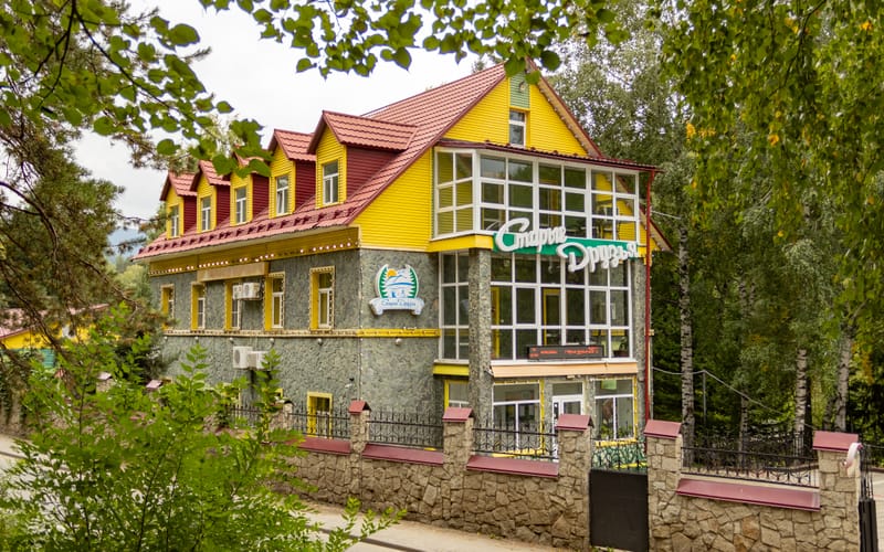 Главный корпус в зелени